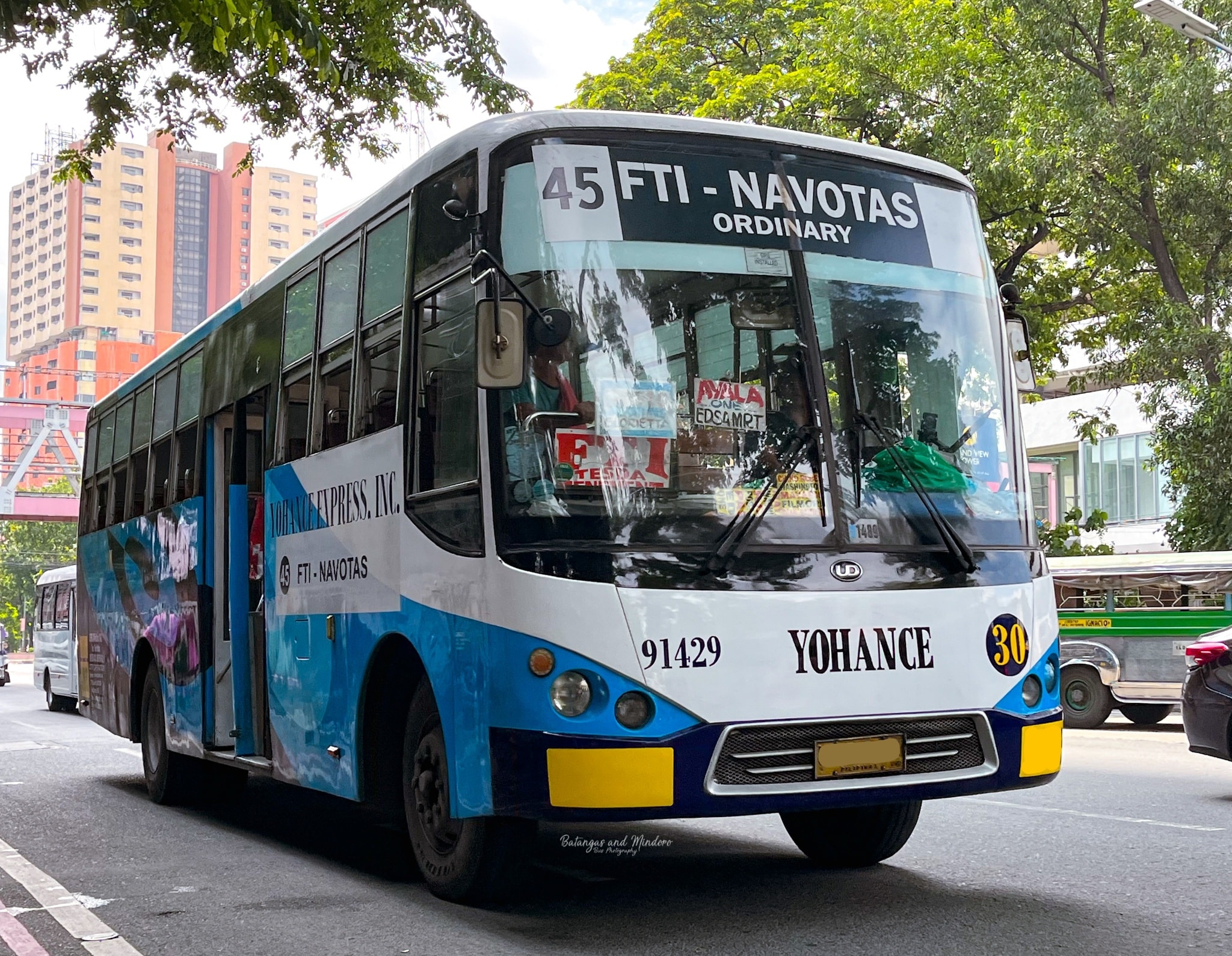 Batangas - MetroRider on the road Good to see na may mga Ordinary buses ...