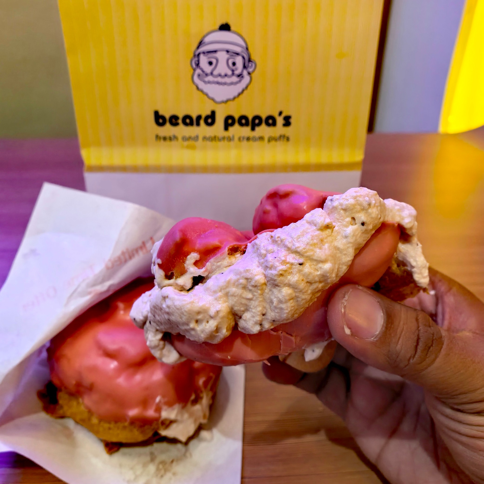 🤤 The New Strawberry Cream Puff of Beard Papa is now available