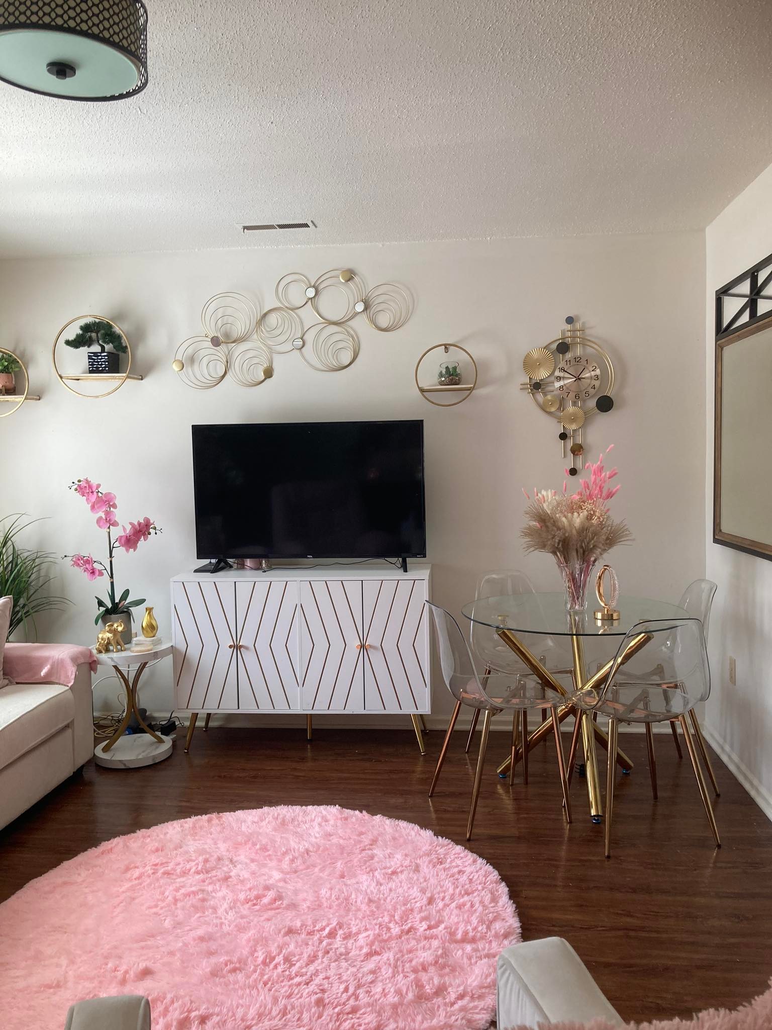 Gold accents in a white and pink living room