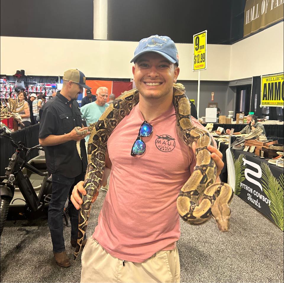 Some of the differences between bearded dragons and leopard geckos, two ...