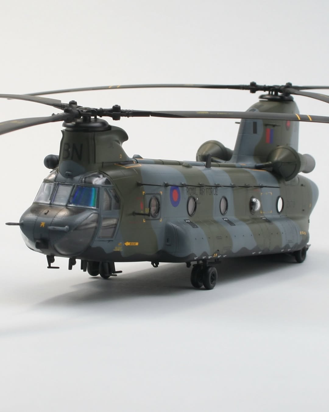 Boeing CH-47G Chinook model in 1/144 scale