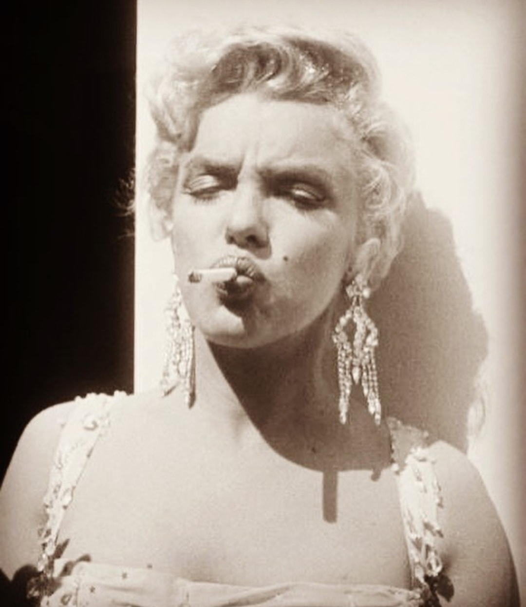 Retro Wifey - Marilyn Monroe 🚬 🚭 | Facebook