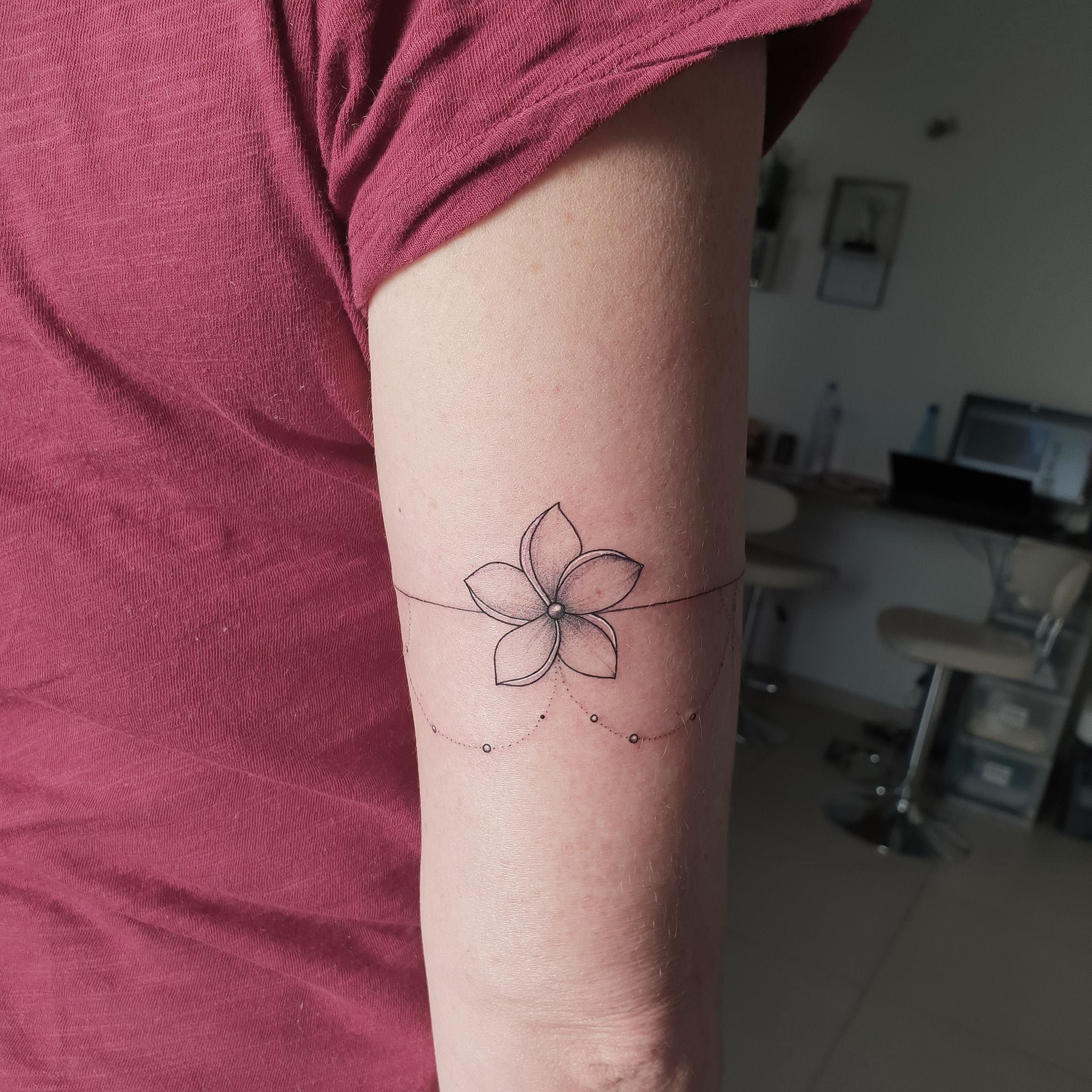 Tatouage Fleur De Tiaré Poignet