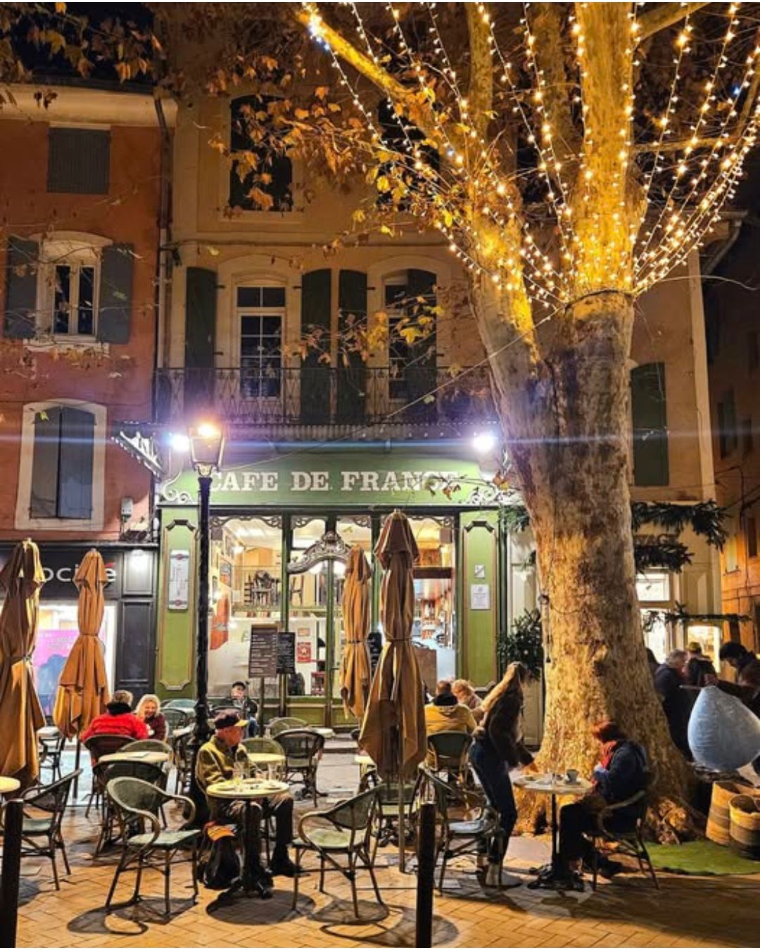 Cafe de France in Isle-sur-la-Sorgue embodies Provencal living