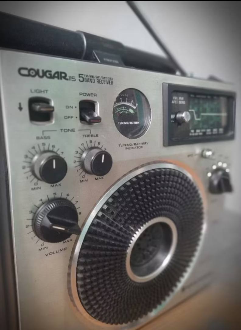 National R-299 MW-SW 4 band radio, made in Japan, 1978