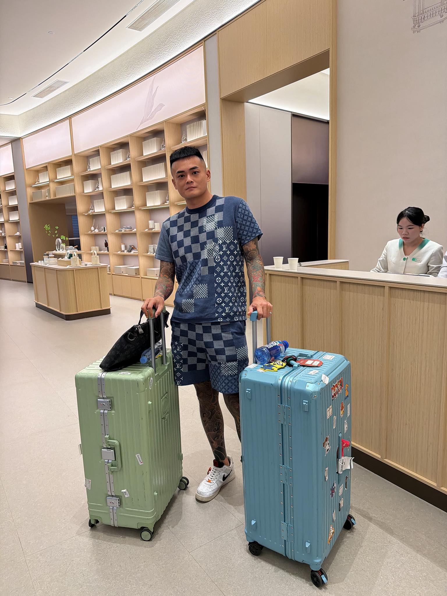 魏宏直播粉絲團 - 安全落地 ️ 來學習觀摩一下，專業的直播長怎樣 來了解看看到底這裡東西成本比台灣便宜多少 大家有什麼特別想看的東西嗎😂 ...