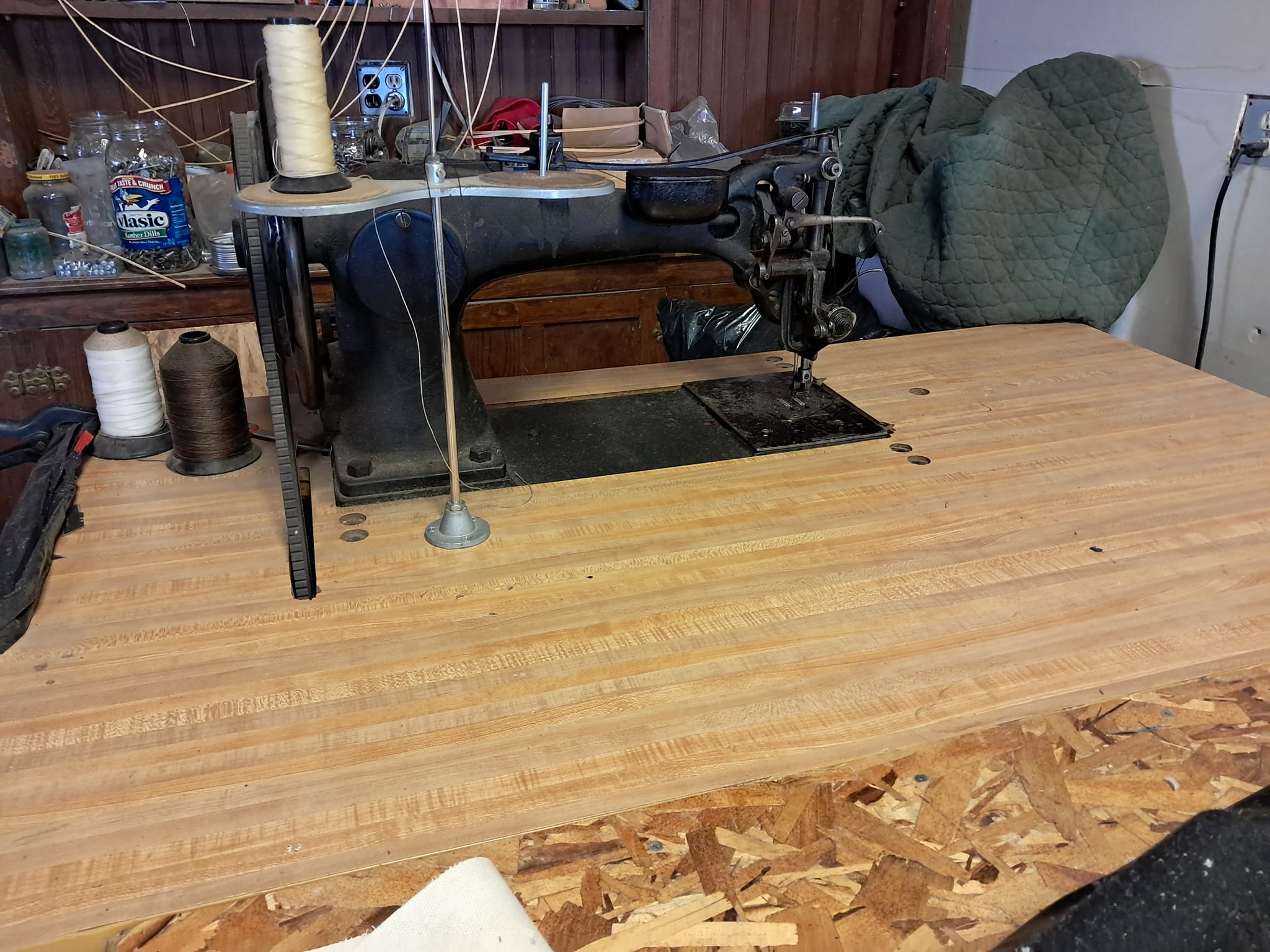 The Singer 1191D300A is a robust, high-speed, single-needle 