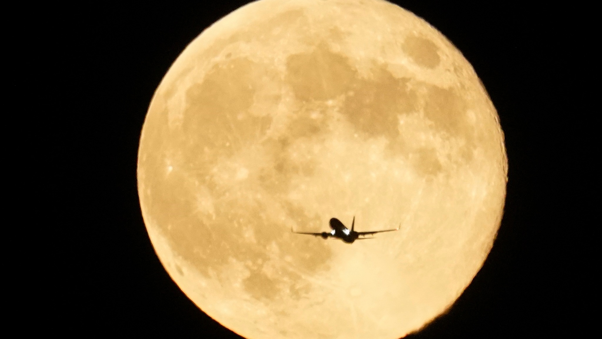 21Alive - The first supermoon of the year is approaching.... | Facebook