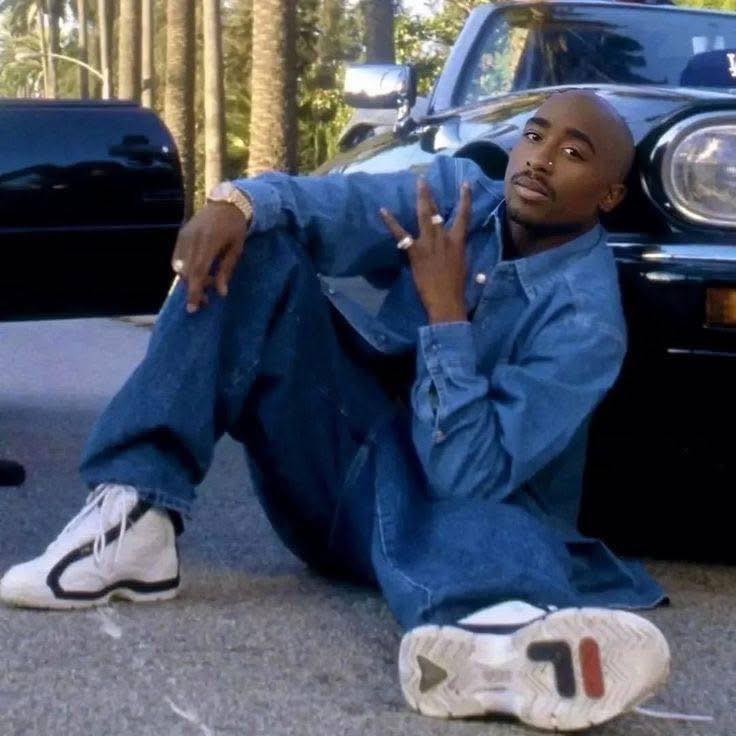 2pac wearing the Classic ?Grant Hill FILA in 1996