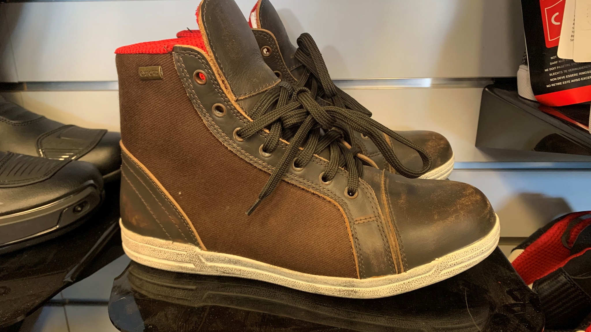 Selling a pair of Iron Jias JIA-XZ002H motorcycle riding shoes