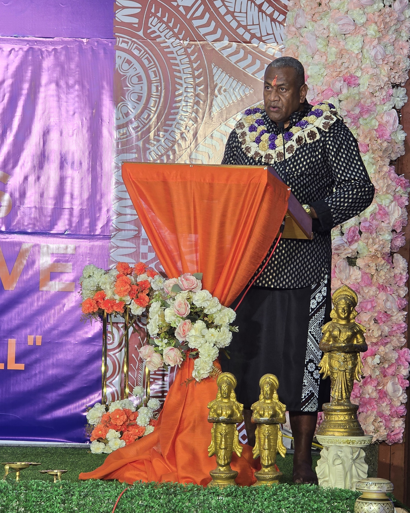 Fiji Government - Hon. A-G Aiyaz Sayed-Khaiyum speaks to pawpaw farmer ...
