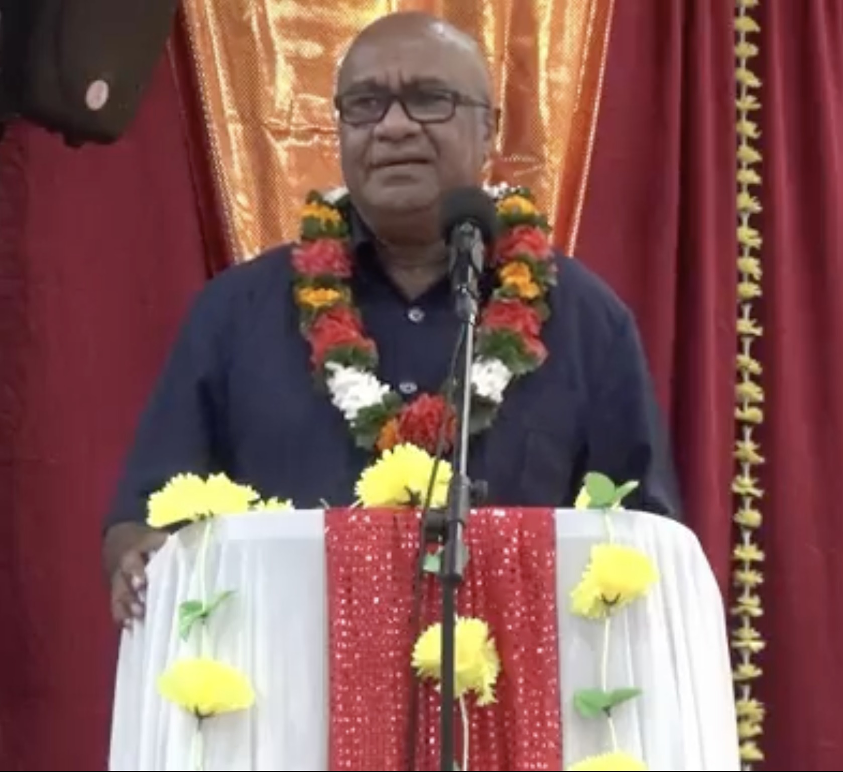 Fiji Government - Hon. A-G Aiyaz Sayed-Khaiyum speaks to pawpaw farmer ...
