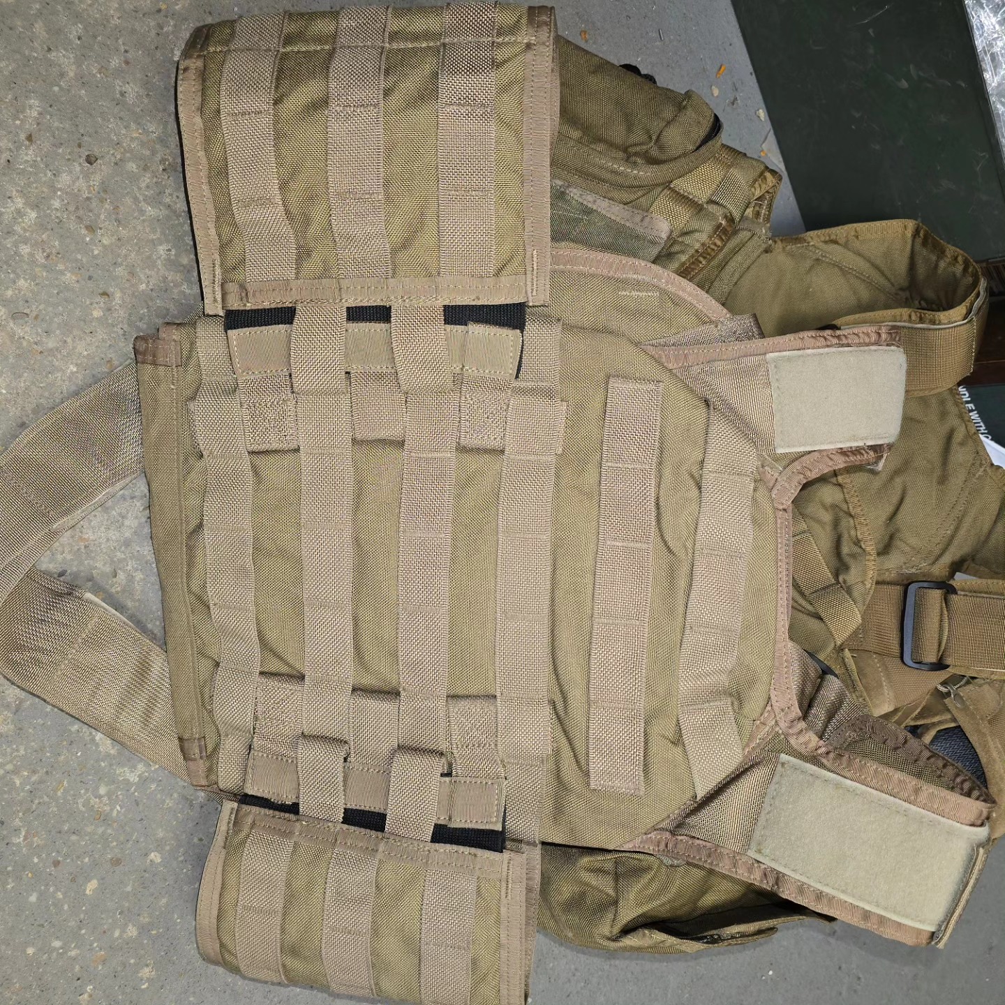 PARACLETE HPC PLATE CARRIER. Medium. Coyote Tan. Excellent