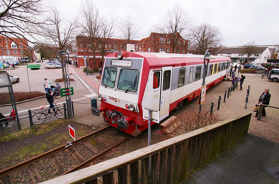 bahnegard-den-bahnhof-tornesch-mit-seinen-un-berdachten-bahnsteigen