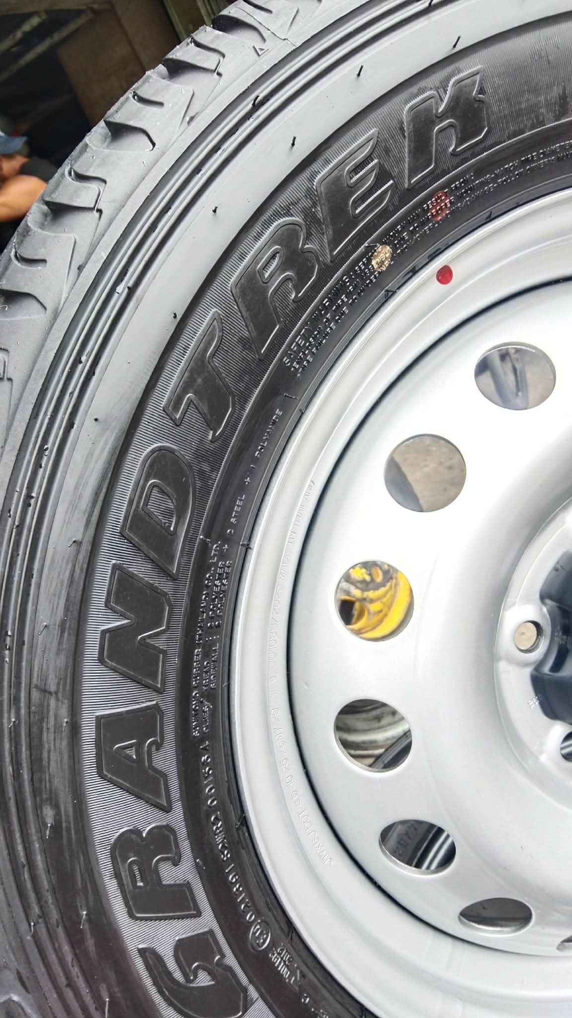 FS RIM AND TIRES 5PCS STOCK HILUX SIZE 17 B-NEW CONDITION CASA TO SHOP ...