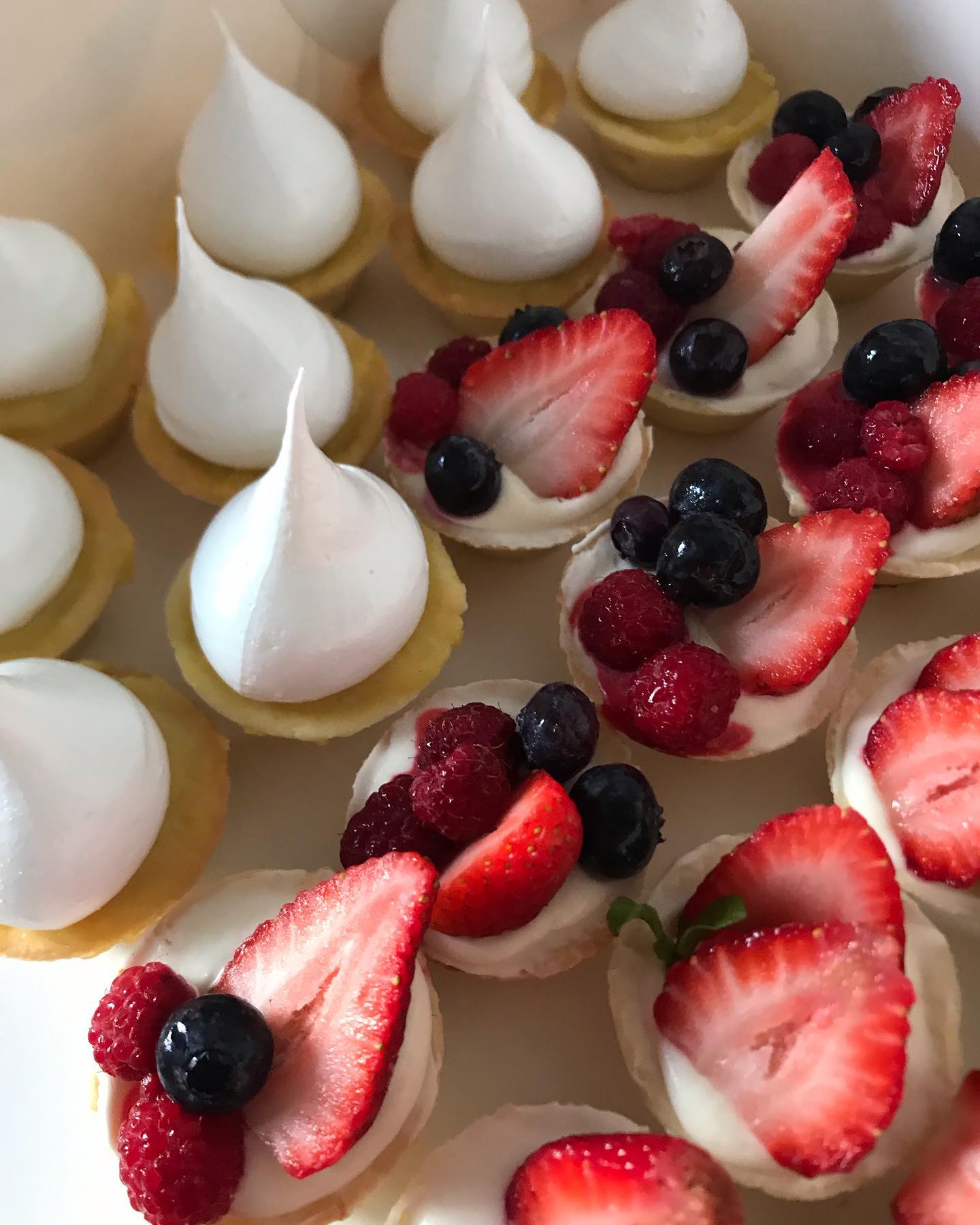 𝓢𝔀𝓮𝓮𝓽 𝓣𝓮𝓷𝓽𝓪𝓽𝓲𝓸𝓷 - -MINIS CAKES- •Lemon•Frutillas•Frutas Rojas