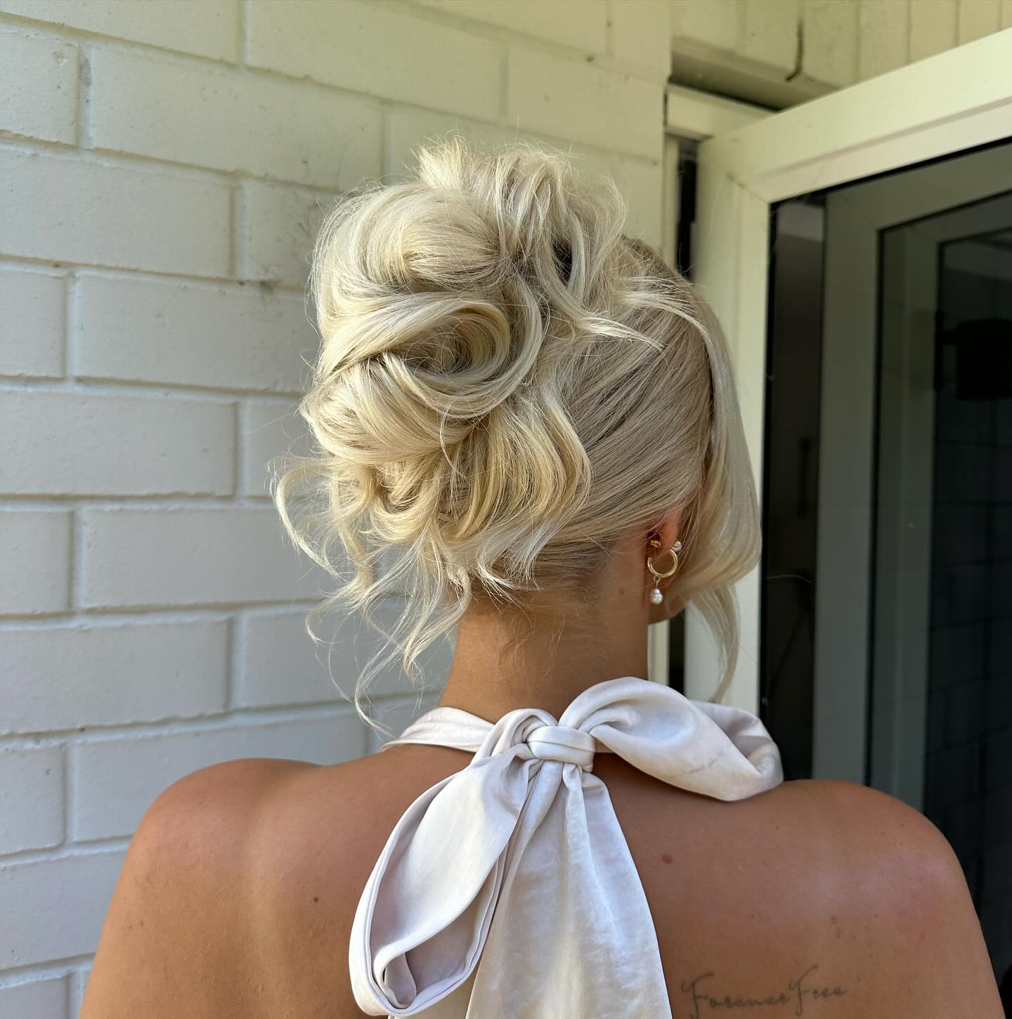 Briar's beautiful bridesmaids ✨ She chose a high messy bun to go with their halter neck dresses and OMG I love!! 😍 #kimk #kimkhair #highbun #messybun #beautiful #pamandersonhair