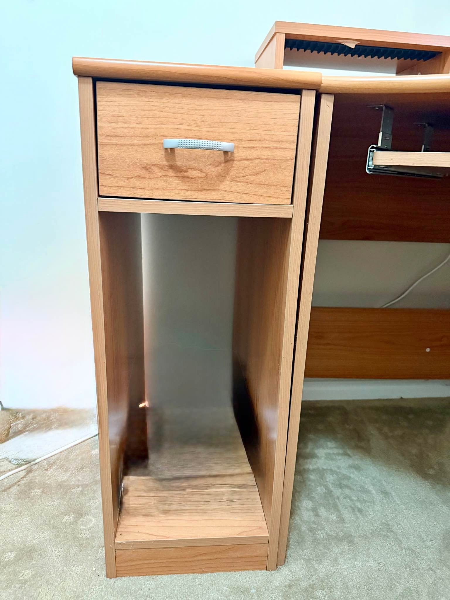 🪑 Computer / Office Desk for Sale – Clean & Sturdy! - Desks - Albany ...