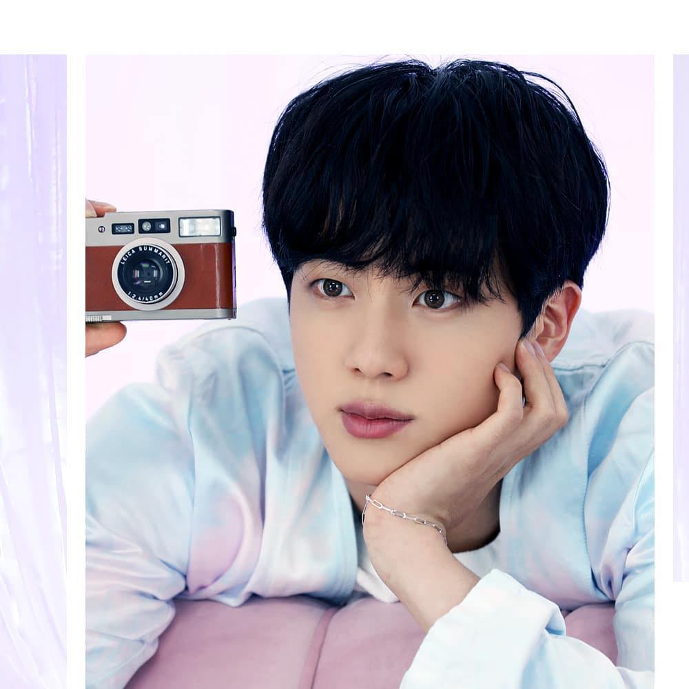 K Crush - JIN (BTS) TRONG CĂN PHÒNG MÀU TÍM CỦA “BE”📸 | Facebook