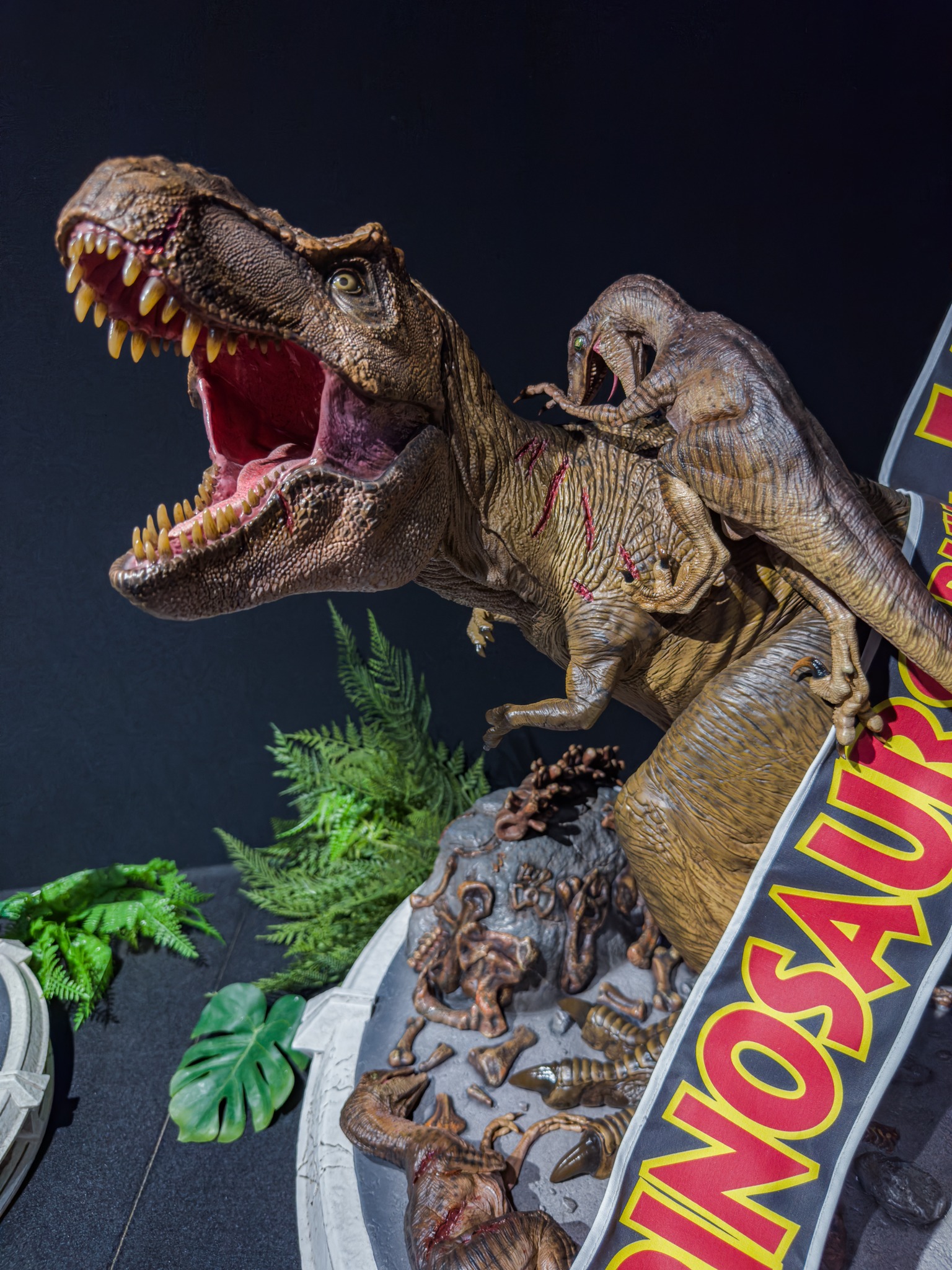 ?Exhibition Info?／ Relive the iconic center hall scene from 