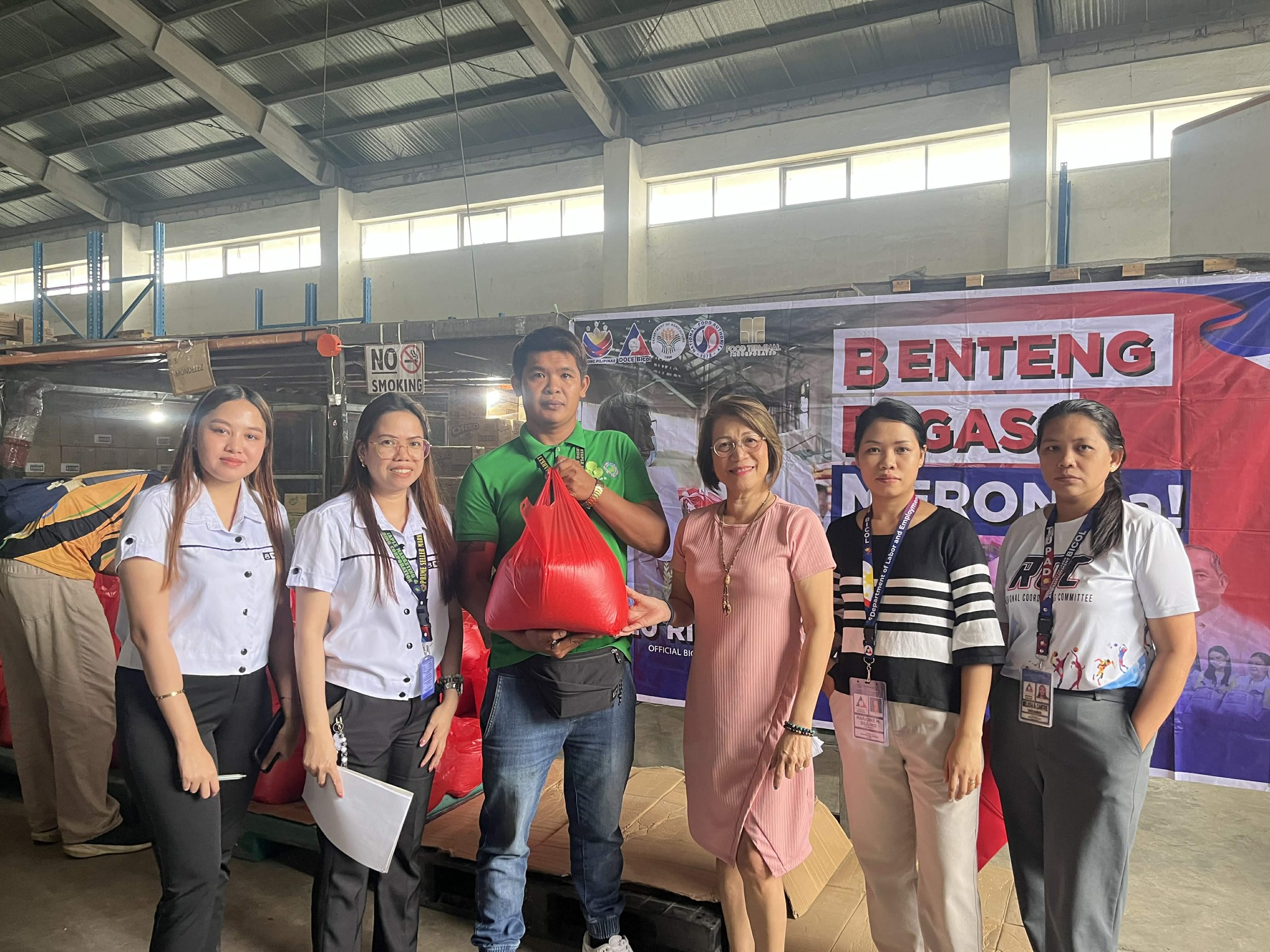 DOLE - 𝑱𝒖𝒔𝒕 𝑰𝒏: 𝐏𝟐𝟎-𝐩𝐞𝐫-𝐊𝐢𝐥𝐨 𝐑𝐢𝐜𝐞 𝐏𝐫𝐨𝐠𝐫𝐚𝐦 𝐑𝐞𝐚𝐜𝐡𝐞𝐬 𝐌𝐨𝐫𝐞 𝐖𝐨𝐫𝐤𝐞𝐫𝐬 𝐢𝐧 ...