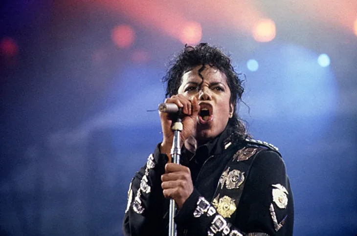 📸 | Michael Jackson em foto durante show da ''Bad World Tour'' na