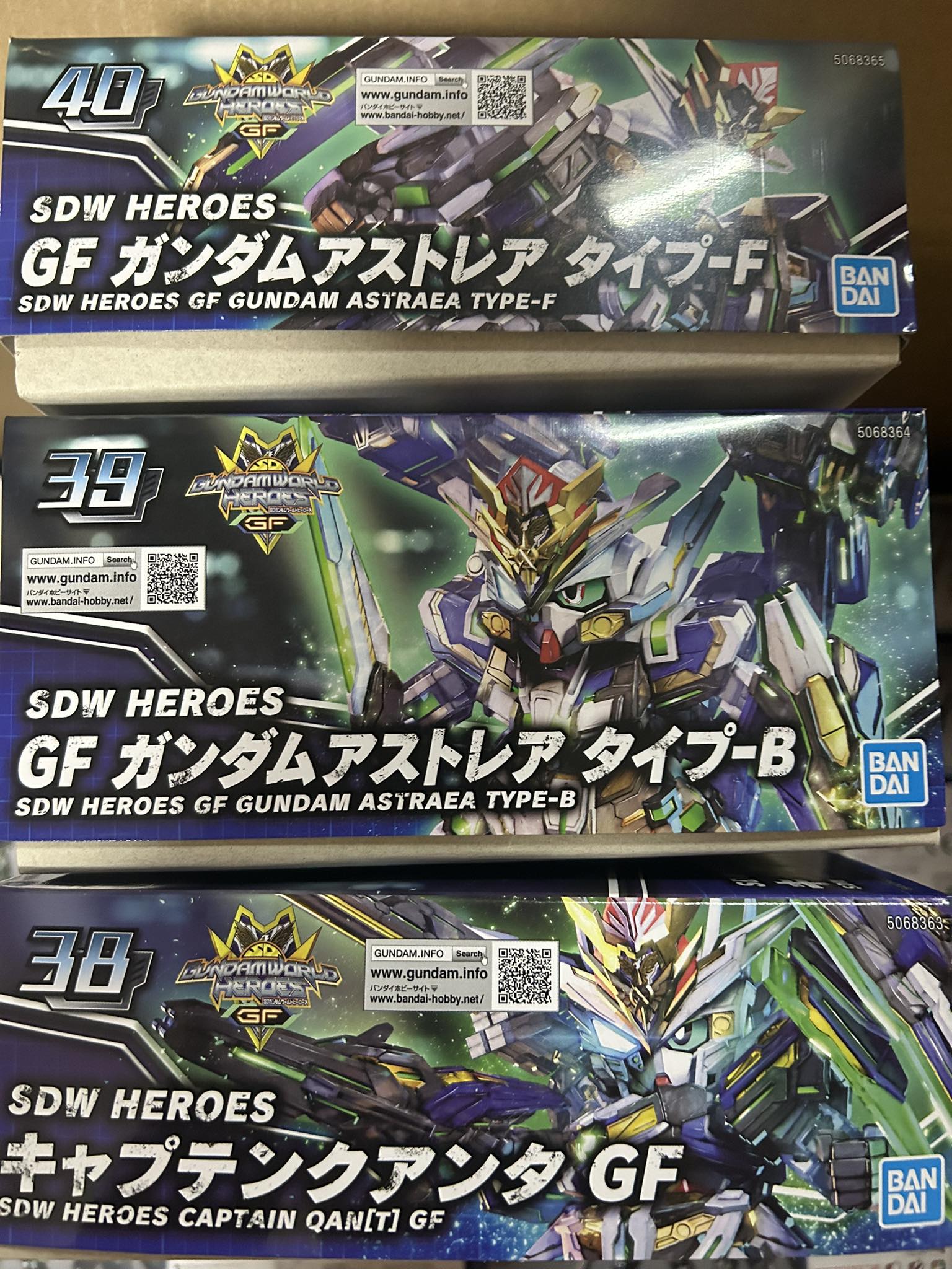 Bandai SD Gundam World Heroes #39 GF Gundam Astrea Type-B – Kit Model Gunpla SDW Heroes, Sans Colle, 4 Couleurs Par Runner, Officiel