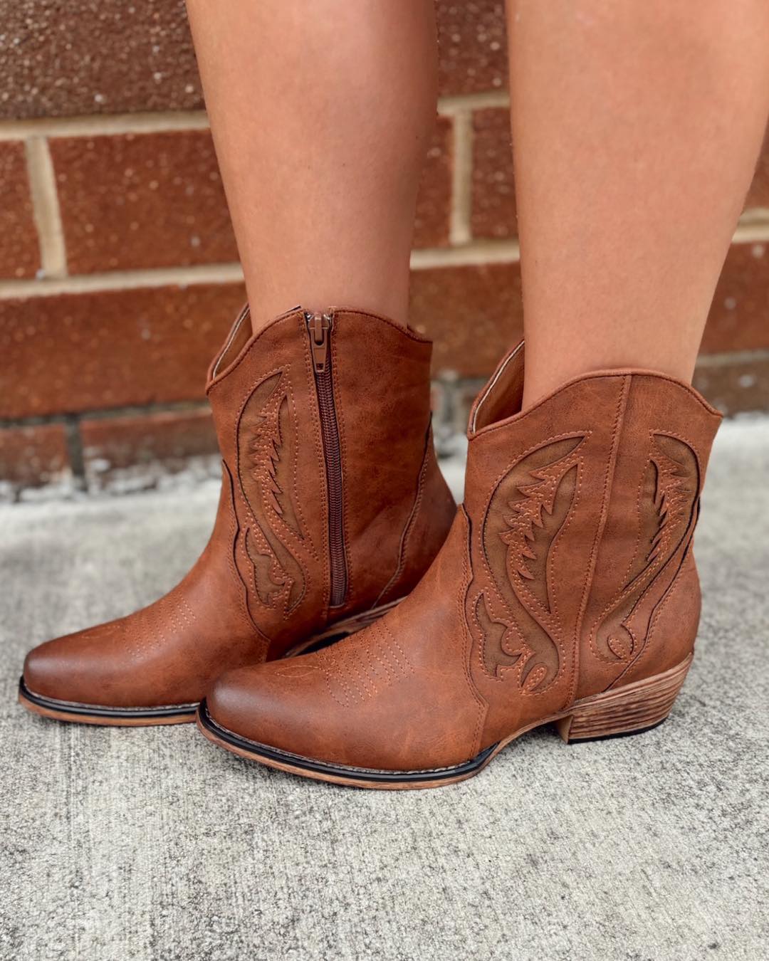 New boots!👢🤎 Come shop these... - Molly Malone's Boutique | Facebook