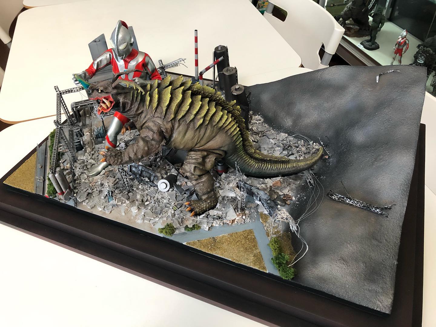 ウルトラマン対ネロンガ／変電所の戦いをジオラマ作品にしました