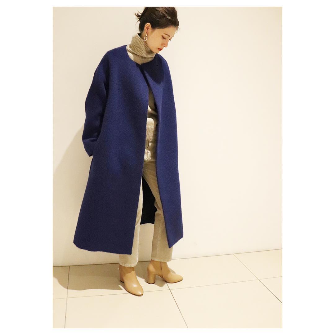 アルパカシャギーノーカラーコート〟 ¥68,000+tax col:ブルー/ブラック 