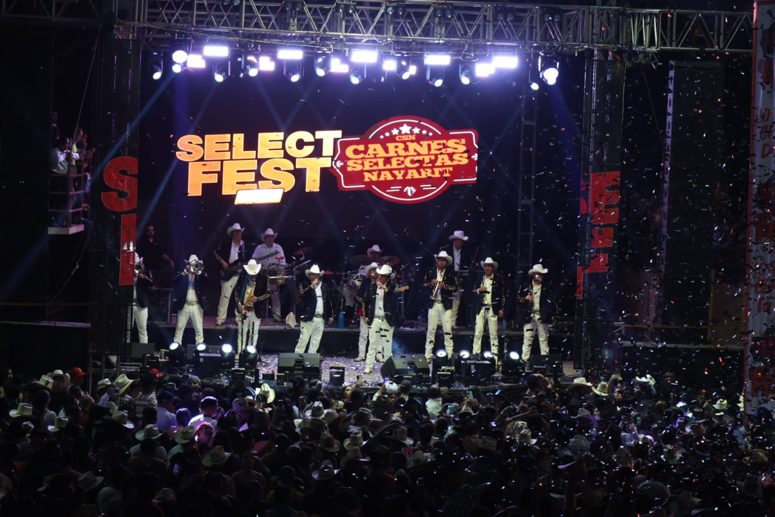 🎺🔥 Banda Ráfaga se apodera del... - Carnes Selectas Nayarit | Facebook
