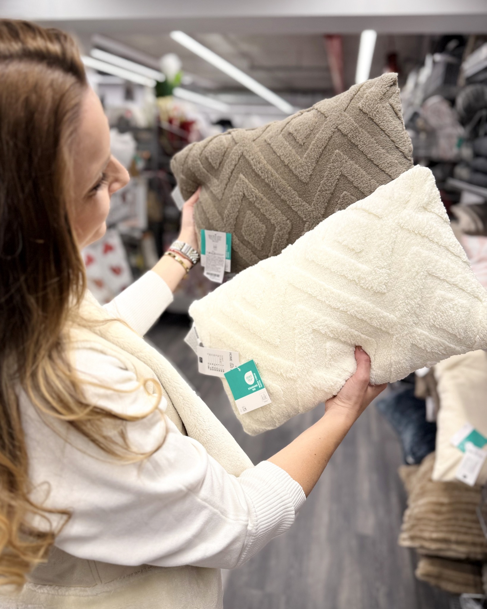 ✨ @ilovemomblog war bei uns zu Besuch und hat sich direkt mit ein paar wärmenden Lieblingsstücken eingedeckt ❄️ Ob kuschelige Decken, wärmende Winterjacken, Schals oder passende Accessoires für kalte Tage – bei
