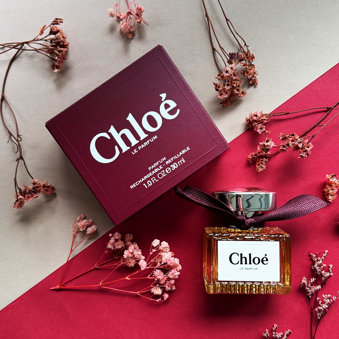 Neu: Chloé Le Parfum 🌸 Ein Duft, der die Essenz der modernen Weiblichkeit einfängt – warm, kraftvoll und verführerisch, ohne zu süß zu sein.Orangenblüte trifft Rose – eine florale Explosion, die sich