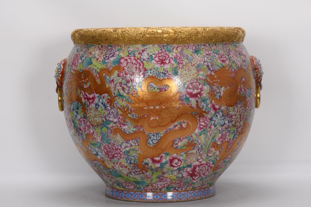 大清乾隆年制，珐琅彩万花描金九龙双耳大缸，高49厘米，口径50.5厘米