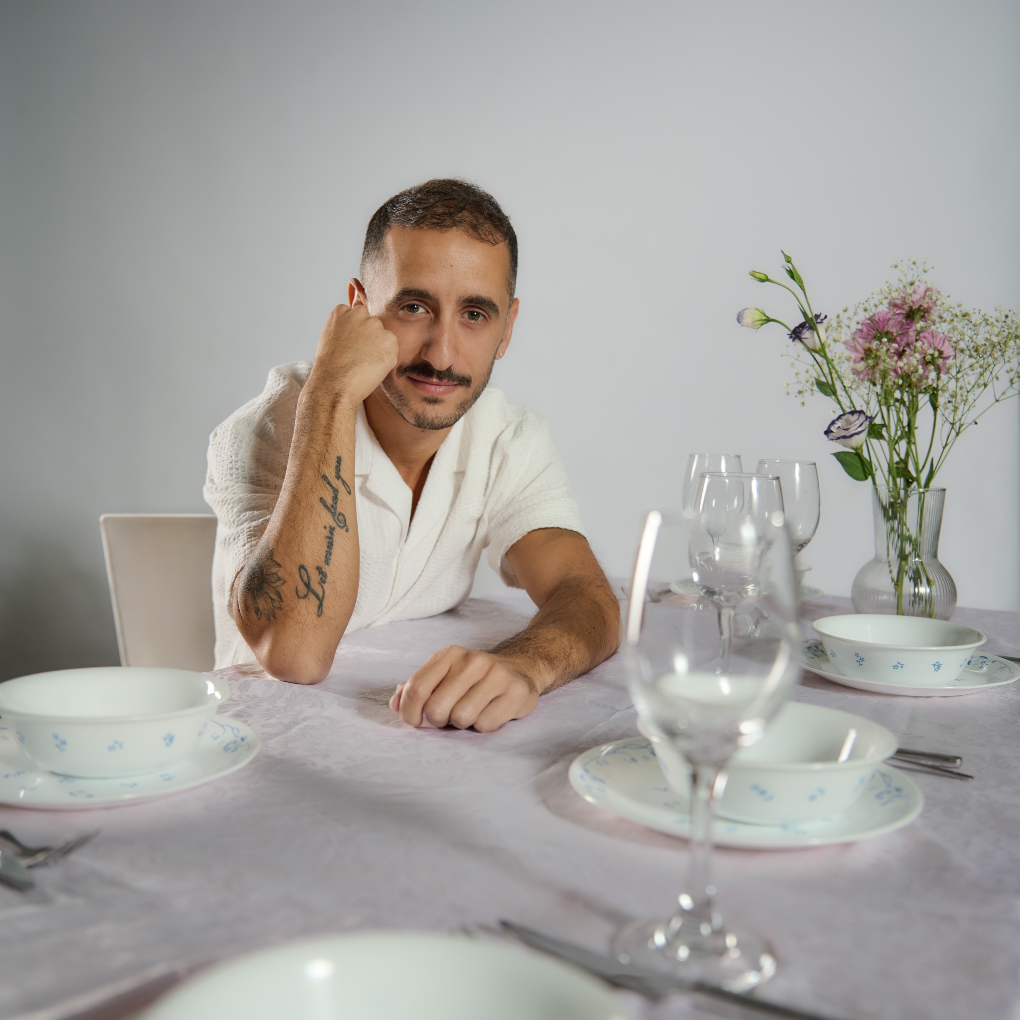 בארסה - האיש מימין הוא ז׳רום ואלקה, המזכיר הכללי לשעבר של פיפא, ואחד ...
