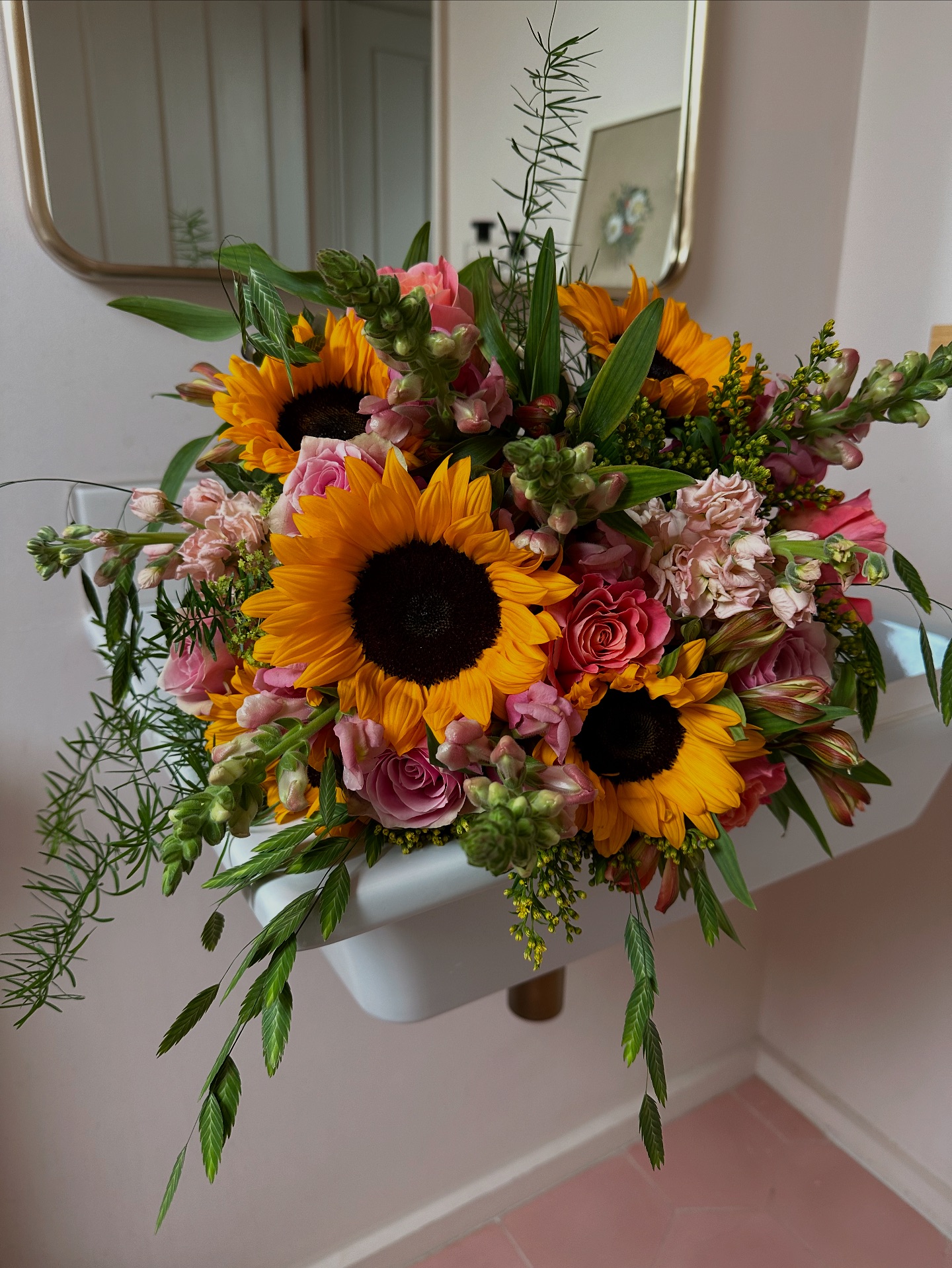 Hier kommt die Sonne(nblume) 🌻 Unser Highlight im Sommer ✨ Sonnenblume, Sonnenblumen Bouquet, Sommerblumen, Inspiration, Geschenkidee