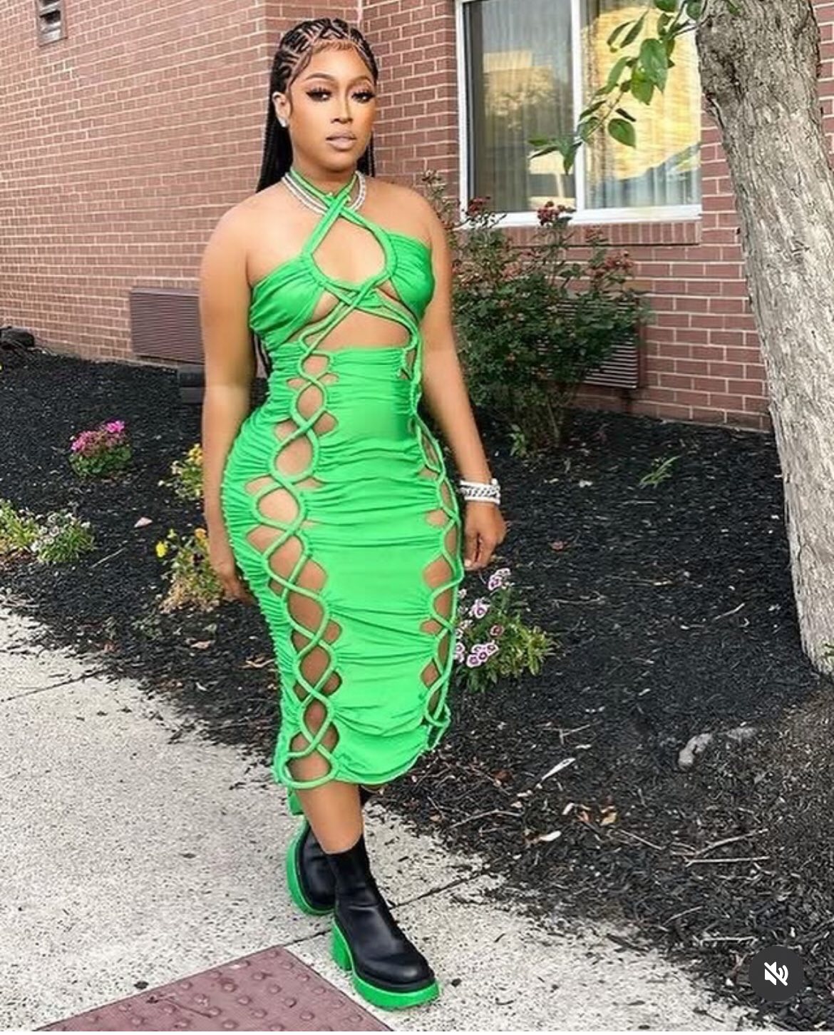 green dress with hot pink shoes complement the well 111725-1