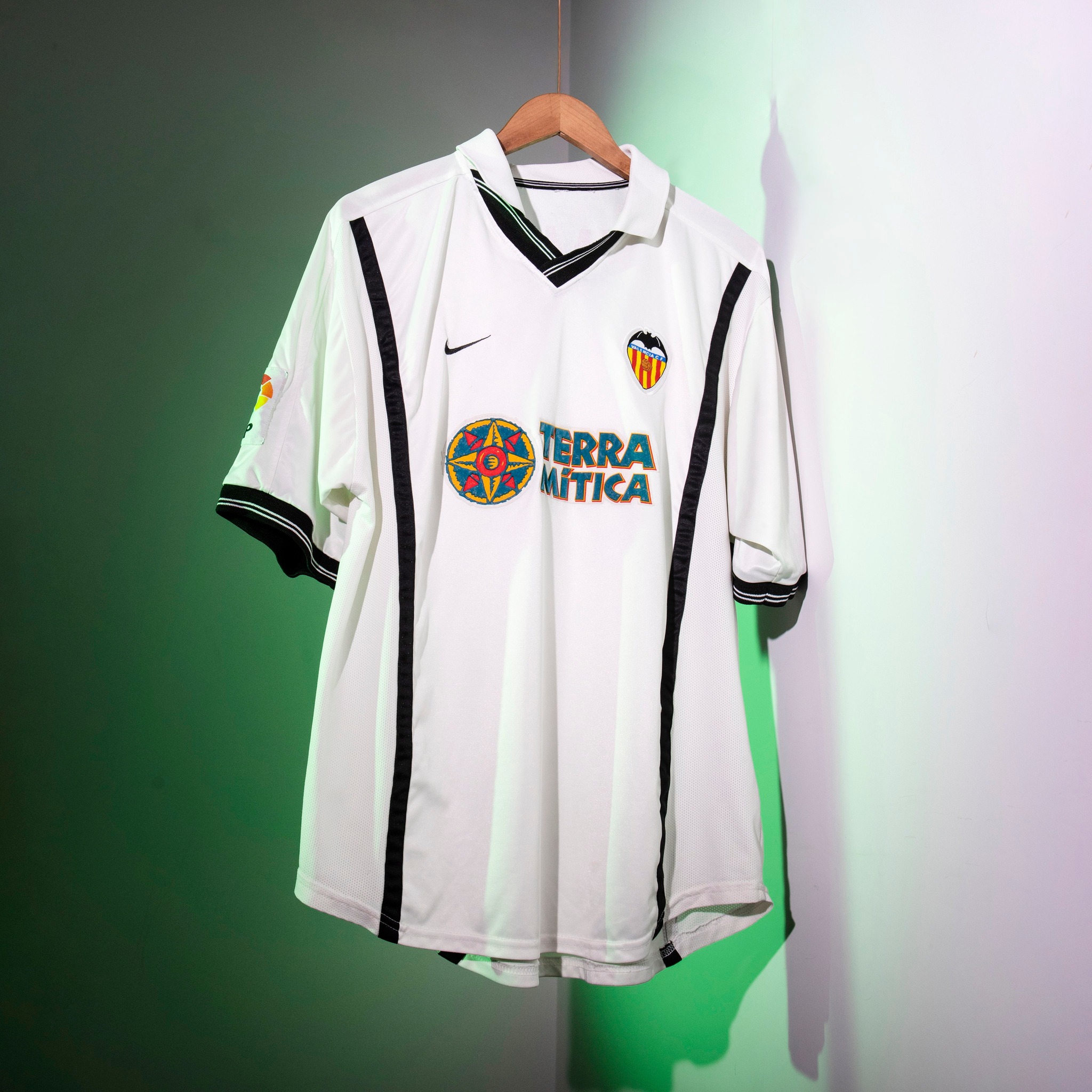 Valencia 2000 Home by Nike | Aimar ⚪ Messi's idol.