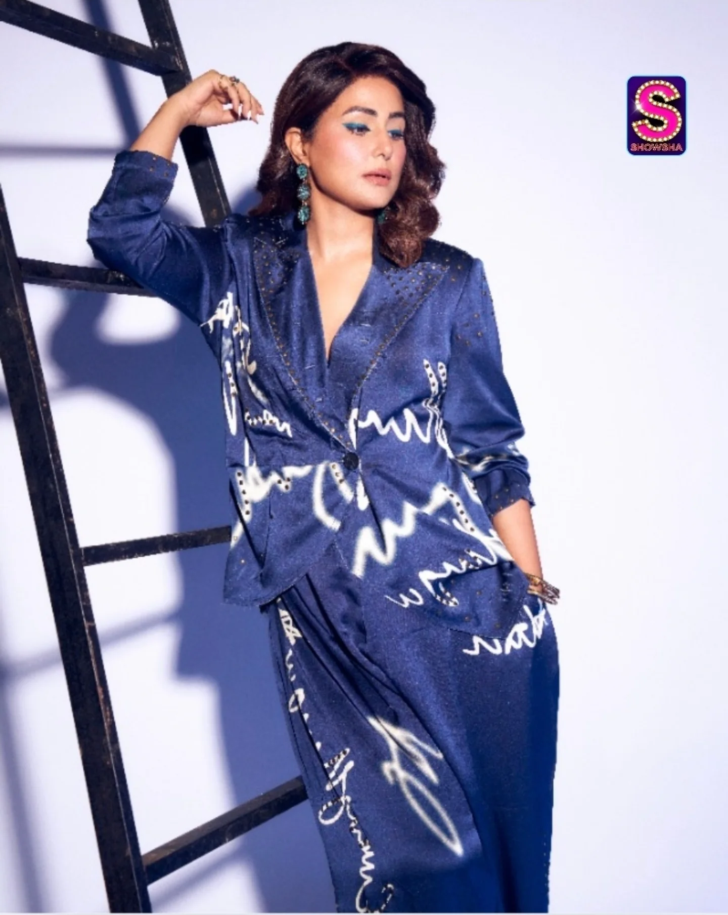 Hina Khan redefines boss-lady vibes in midnight blue 💙