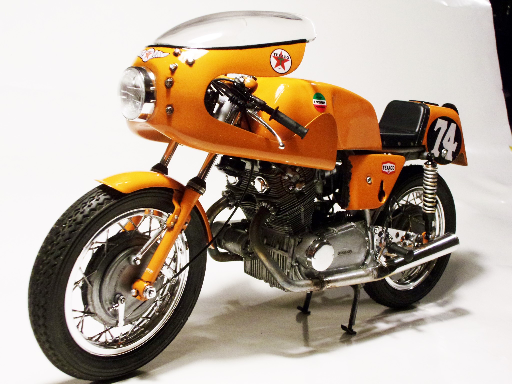 LAVERDA 750 1/8 Heller Hello , a model of a sports motorcycle from