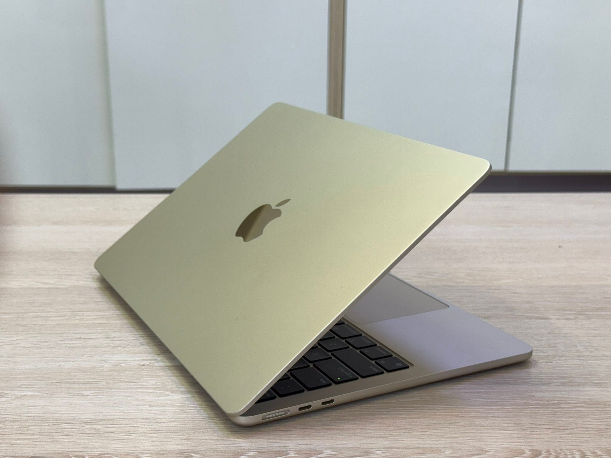 MacBook Air M2 2022 Chip : apple m2 Memory : 8GB 13.6-inch Display 