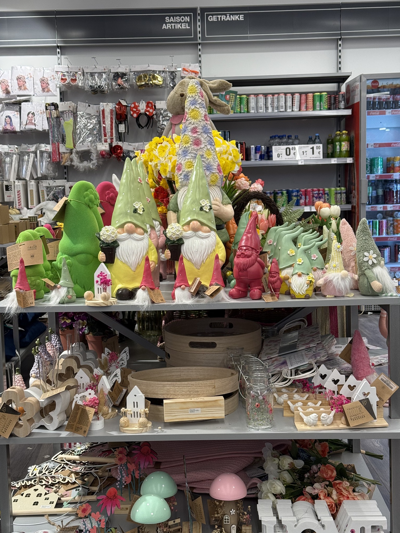 Unsere Frühlingsdeko wartet schon auf dich 🌸 Egal ob Vasen, Kunstblumen oder Deko-Figuren – unsere Frühlingsdeko lässt mit bunten Farben alle Herzen höher schlagen und hält garantiert auch für dich da