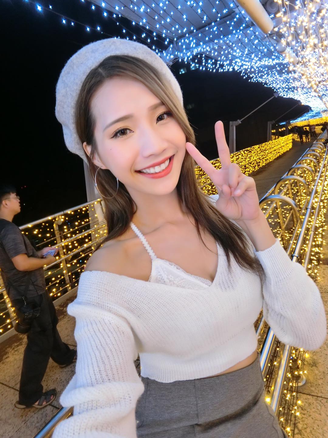 黃韻霏Anita - 一直覺得自己戴帽子怪怪的 想了好幾年的畫家帽 終於在前幾天買了... | Facebook