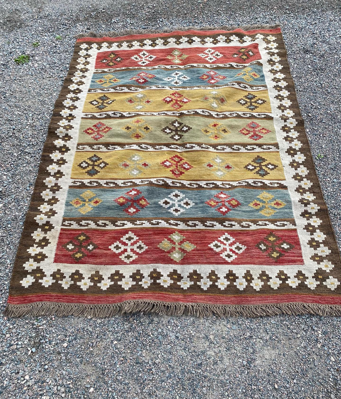SÅLD • Matta, typ Kelim Ikea Vintage. Mått 245x180 cm . #vintageikea #vintage #vintagebutik