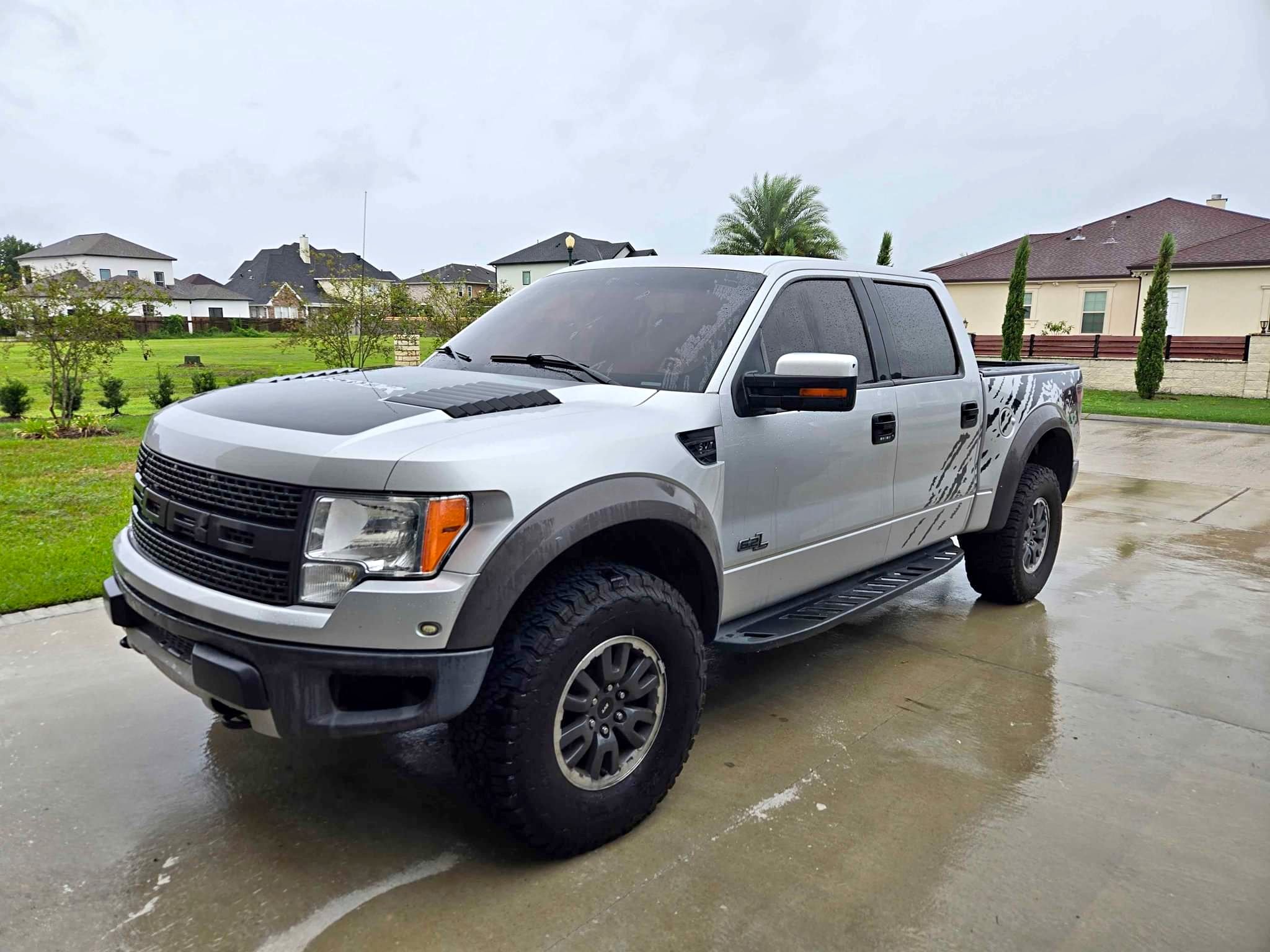2011 ford raptor f150 1st gen. 1 owner from dealership. No accident or ...