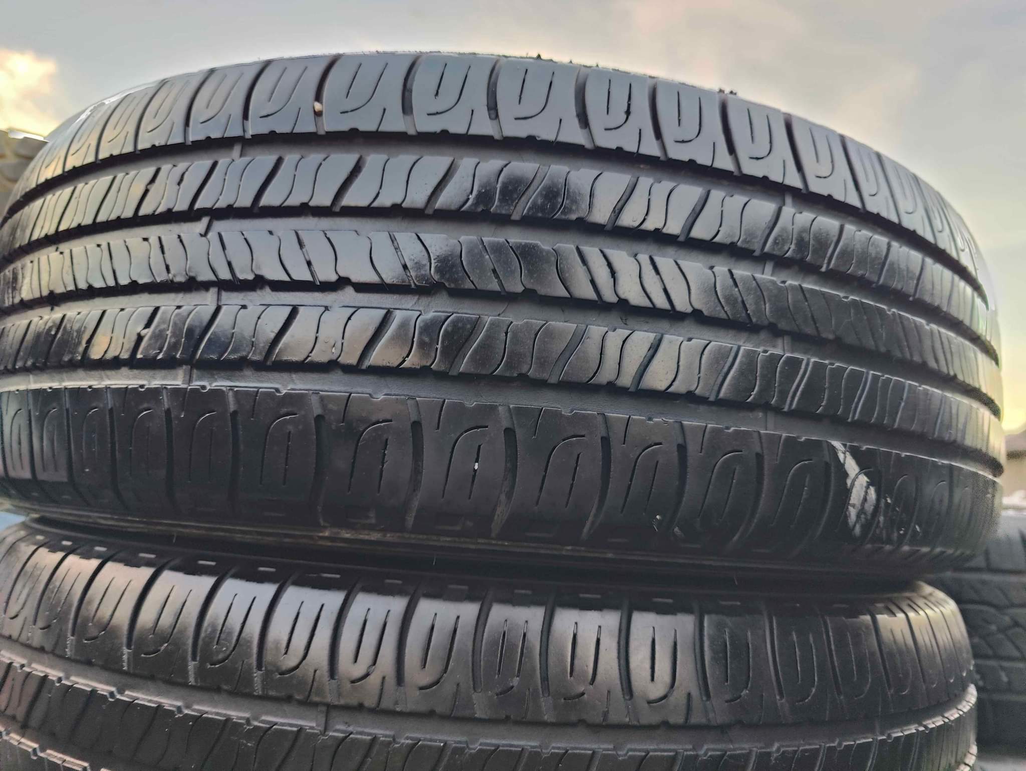 (4) Goodyear Assurance 225/65r17 tire set Car Wheels, Tires & Parts
