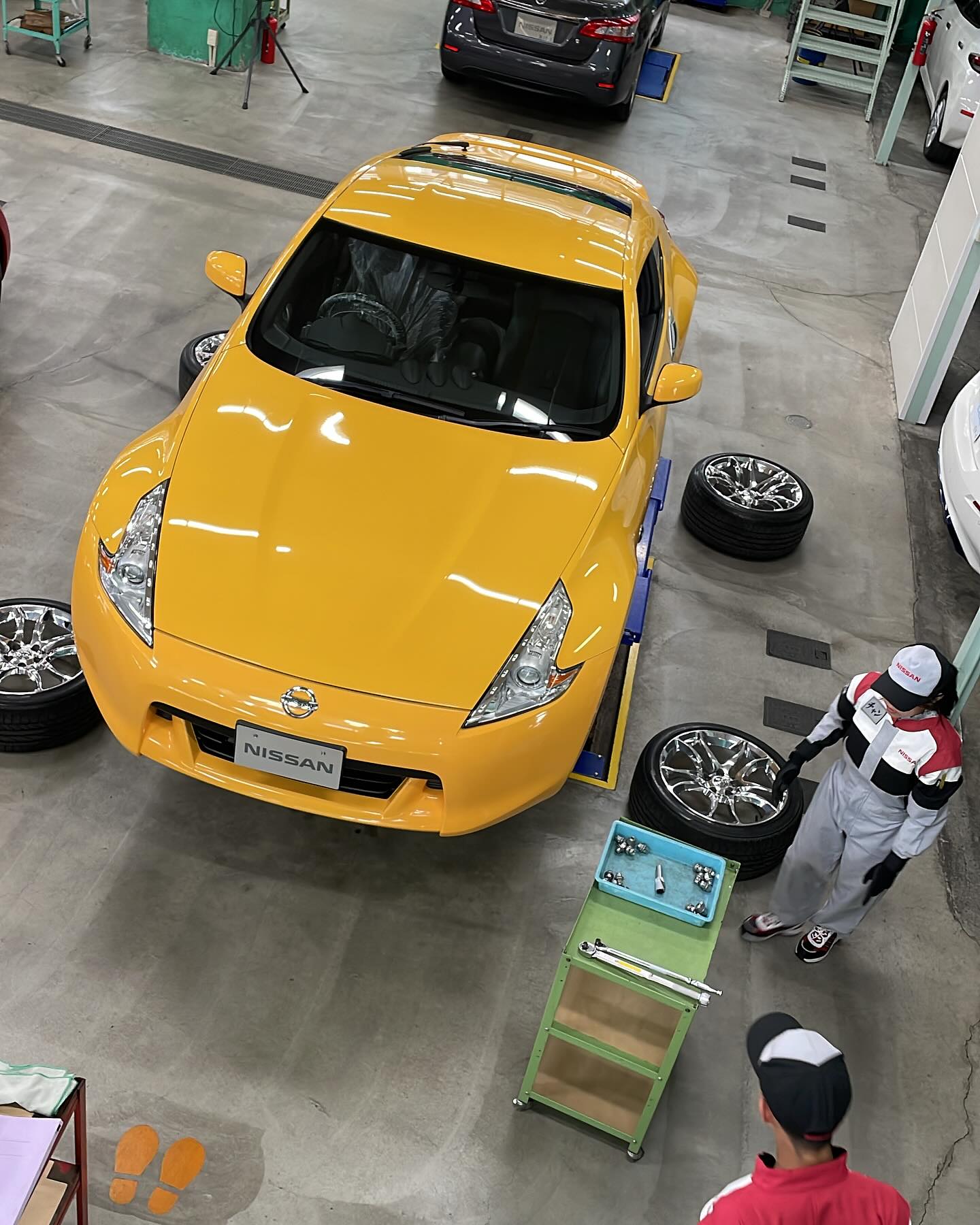今日の昼からの実習授業は Z34型のタイヤ脱着です🚗✨ 1人で基本に忠実