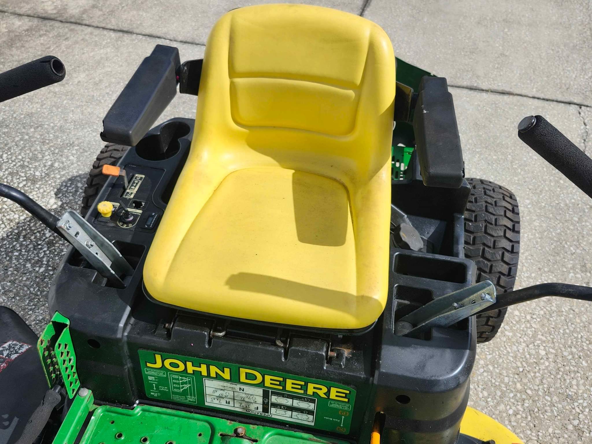 John Deere Z255 zero turn mower. 22hp engine, 48