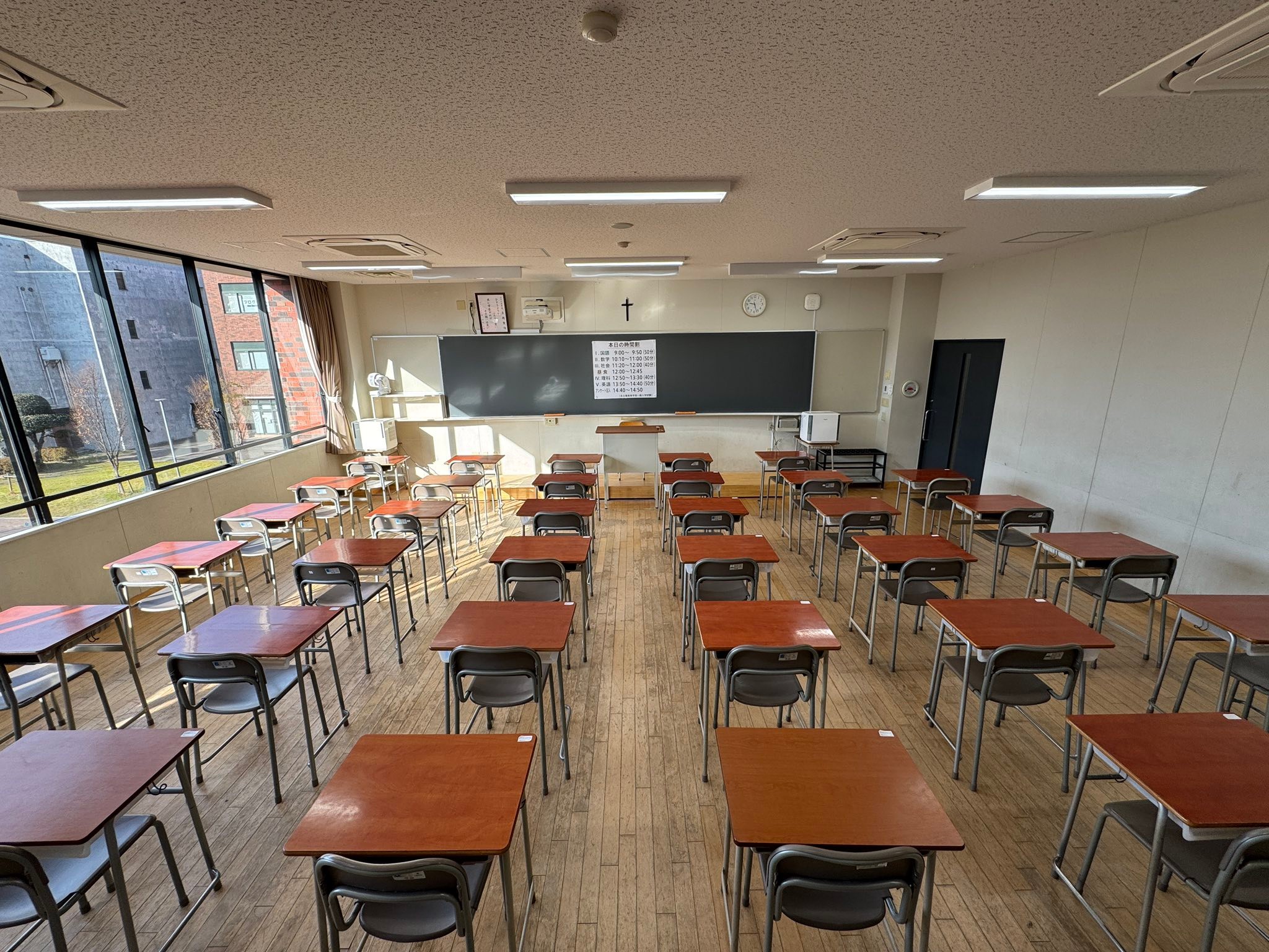 ? 【試験会場】 正面の黒板に向かって? 机の並びは入学試験用 