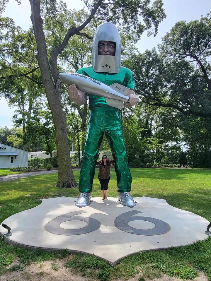 オブジェ？ Willem & Mirjam made a stop yesterday to visit one last giant on